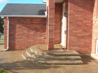 Circular steps with landing, side view