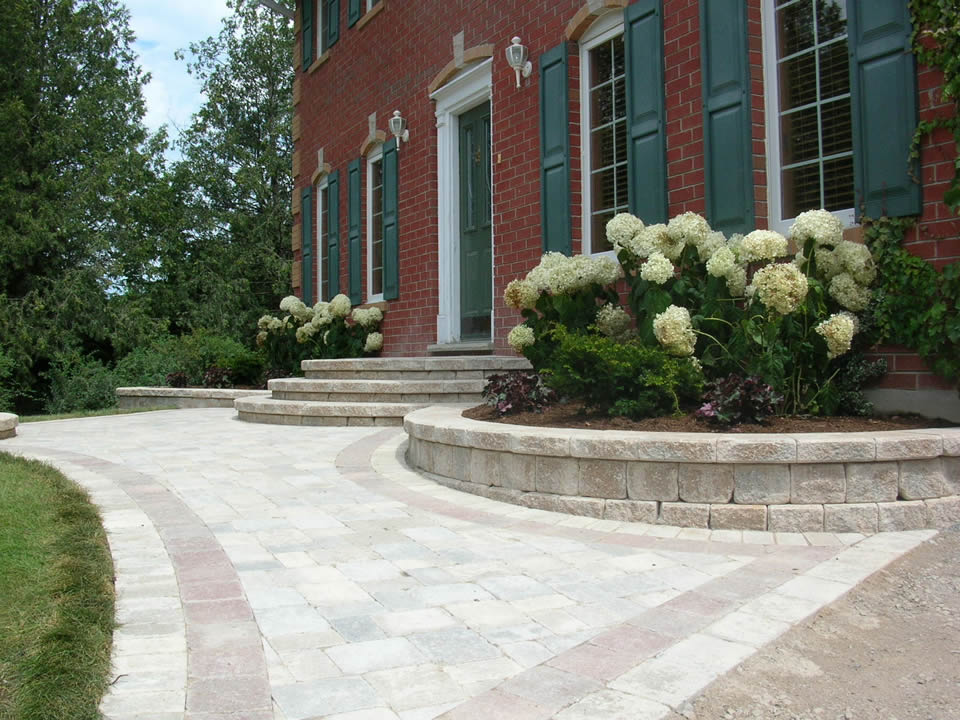 Planter walls with Roman Pisa blocks and coping
