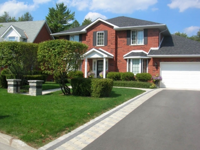 Driveway border with charcoal accenting and Brussels pillars