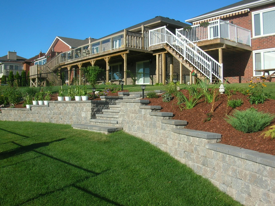 Two level back yard retaining wall