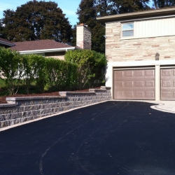 Stepped retaining wall with hedging